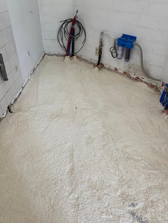 Gespoten vloerisolatie als eerste fase van een volledige vloeropbouw in een renovatiewoning